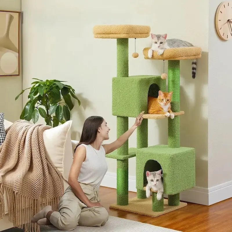 Femme caressant un chat sur l'arbre à chat 130 cm Felikit vert avec deux cabanes