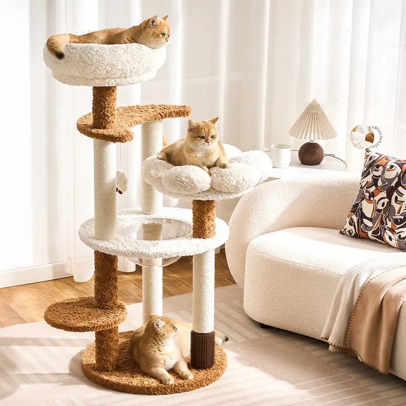 Arbre à chat cosy CozyNest en peluche bouclée marron et crème, trois chats installés