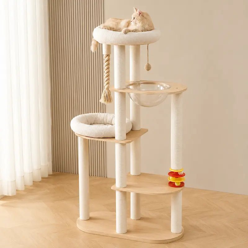 Arbre à chat Natura Luminia en bois naturel et sisal, avec panier, capsule et chat au sommet