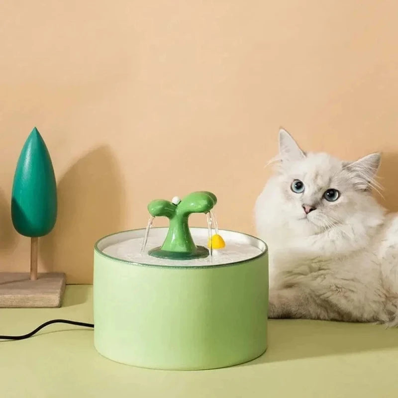 Fontaine à eau pour chat ultra silencieuse céramique ZenCeram verte en forme de pousse, chat blanc