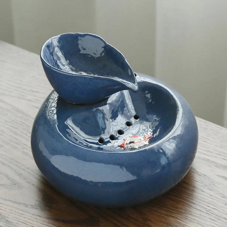 Fontaine à eau chaton en céramique bleue avec cascade en feuille