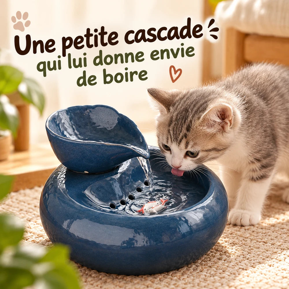 Chaton qui boit à la fontaine à eau chaton en céramique bleue